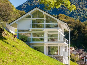 Modernes Hanghaus in perfekter Integration mit der Natur
