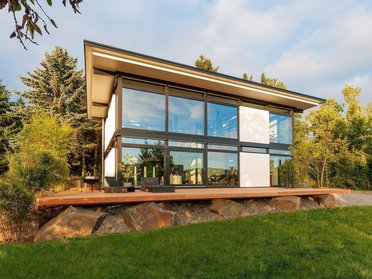 HUF modum Flachdach ebenholz 1 Zeitgenössisches Haus im Grünen mit großen Fenstern und Flachdach