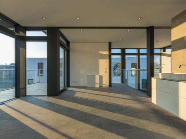 Moderne Wohnräume mit HUF Aufstockung in Bestandsbau Räumlichkeiten in einem neu gestalteten Bestandshaus mit viel Licht