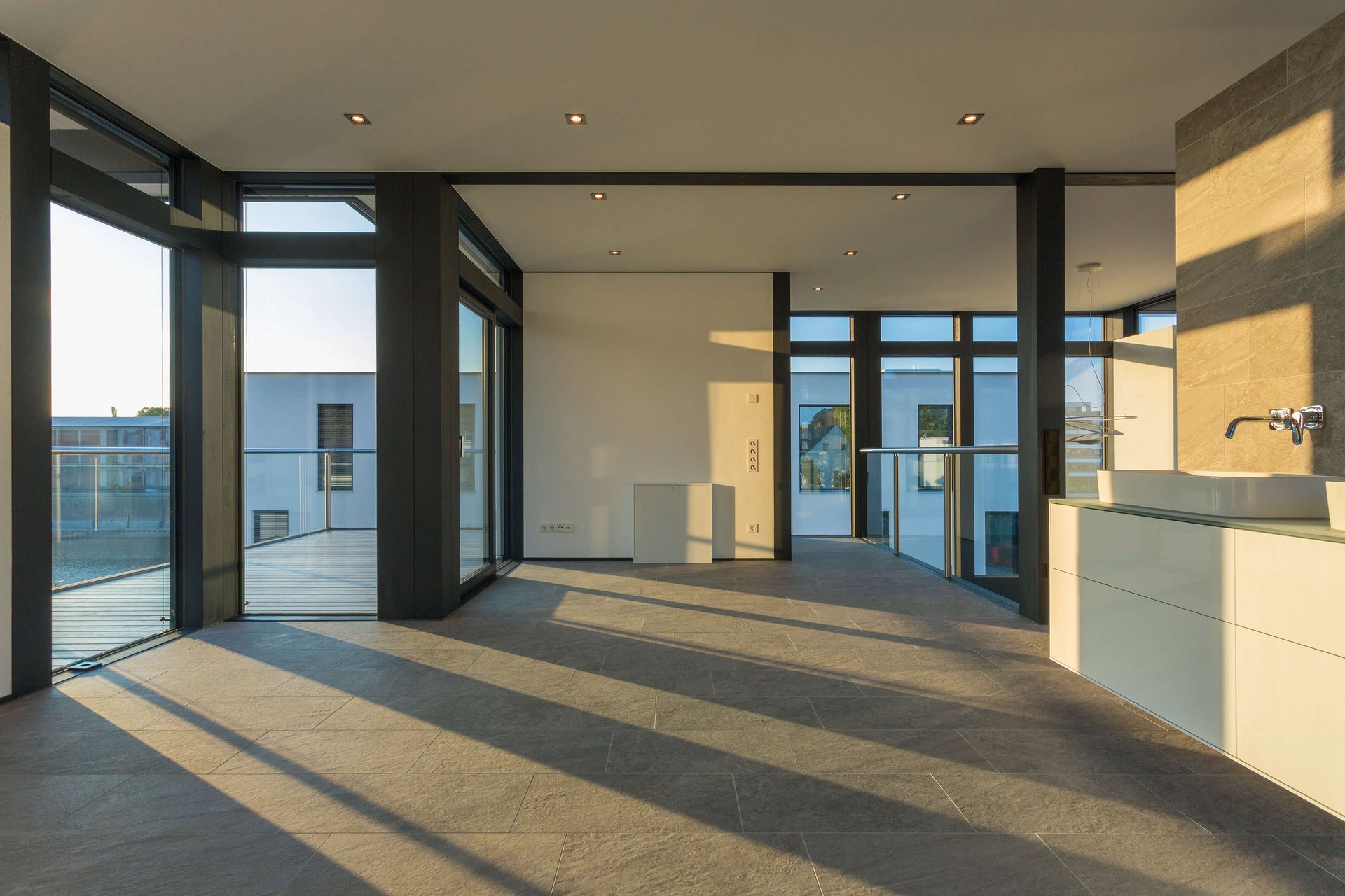 Moderne Wohnräume mit HUF Aufstockung in Bestandsbau Räumlichkeiten in einem neu gestalteten Bestandshaus mit viel Licht