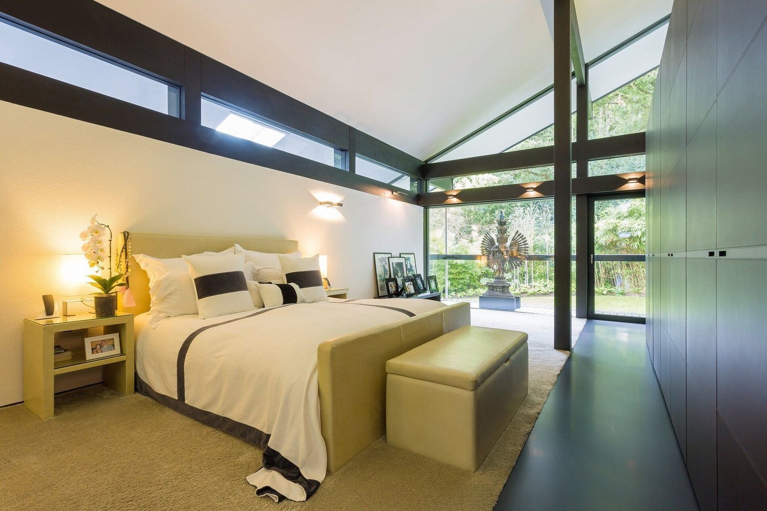 Modernes Schlafzimmer mit Blick ins Grüne Luxuriöses Schlafzimmer mit harmonischer Architektur und natürlichem Licht