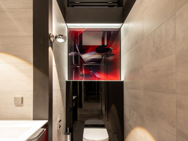 Badezimmer mit klaren Linien, Glas und modernen Akzenten in stilvollem Design