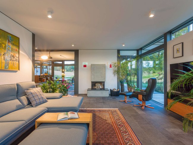 Modernes Fachwerkhaus im stilvollen Interieur Helles Wohnzimmer mit moderner Einrichtung und Pflanzen