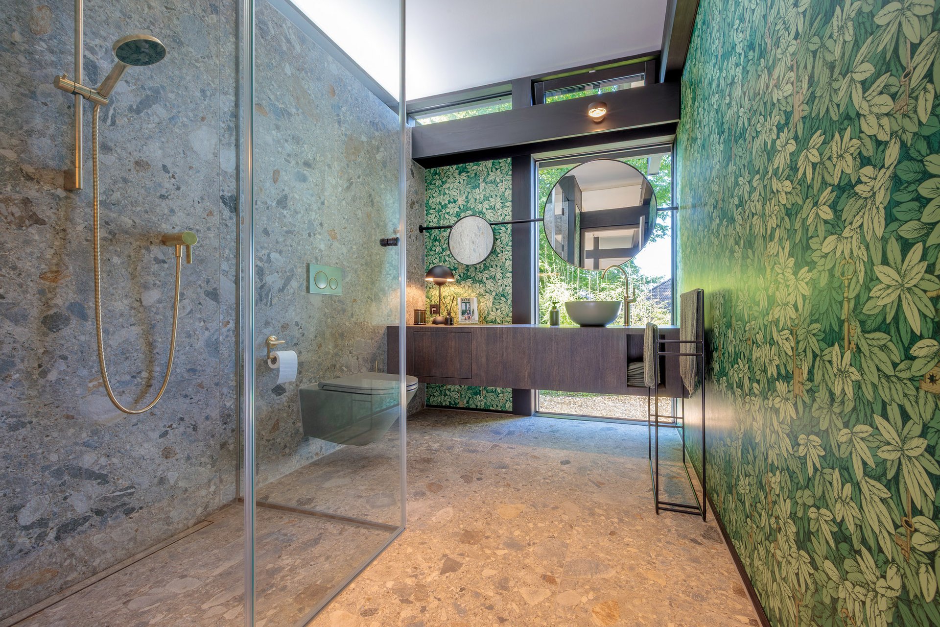 Elegantes Bad mit Glasduschkabine und floralem Wanddesign