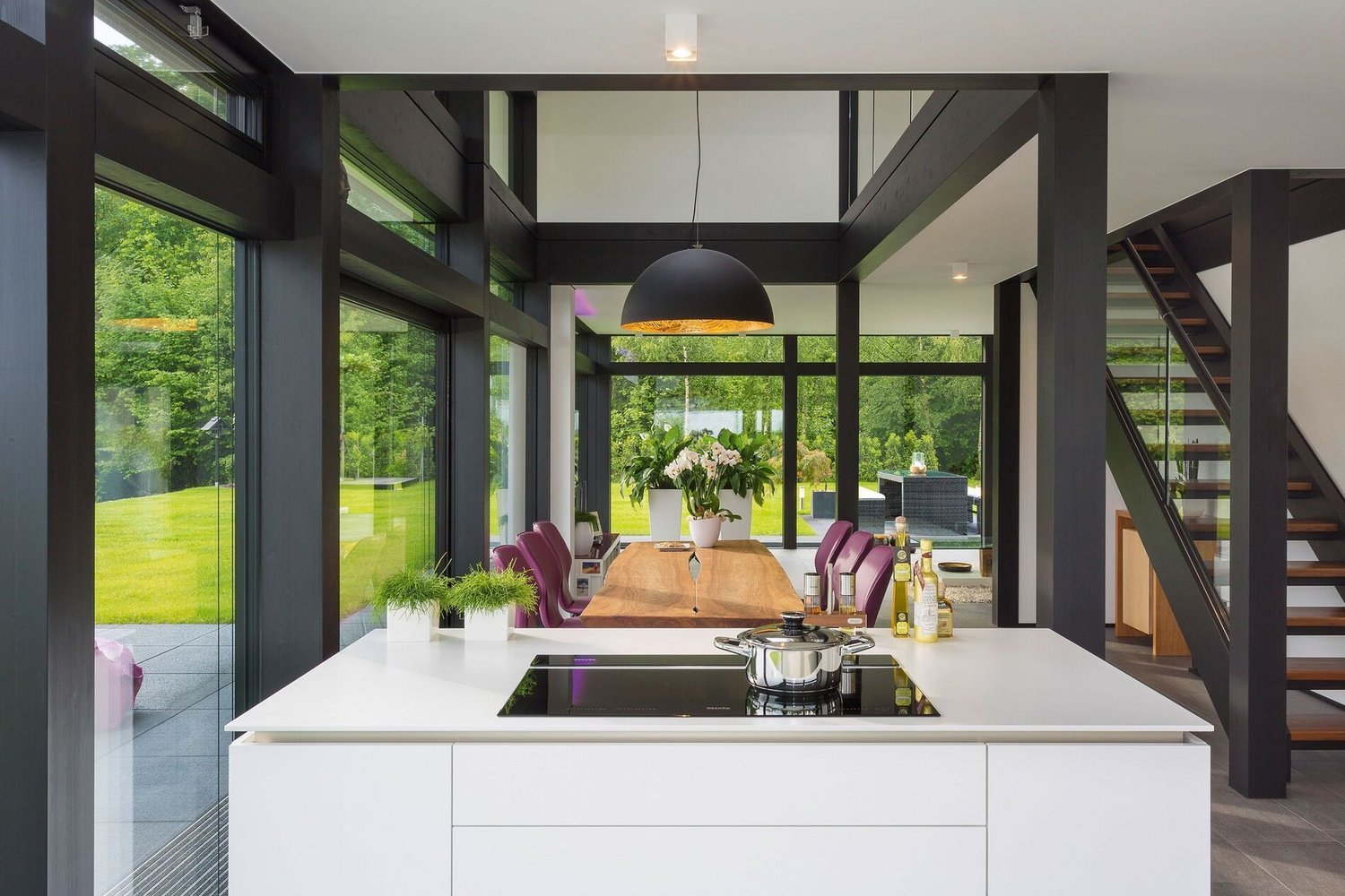 Gemütliches Architektenhaus mit stilvollem Innenraum Moderne Küche mit Essbereich und großzügigen Fenstern im Familienhaus
