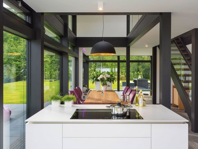 Gemütliches Architektenhaus mit stilvollem Innenraum Moderne Küche mit Essbereich und großzügigen Fenstern im Familienhaus