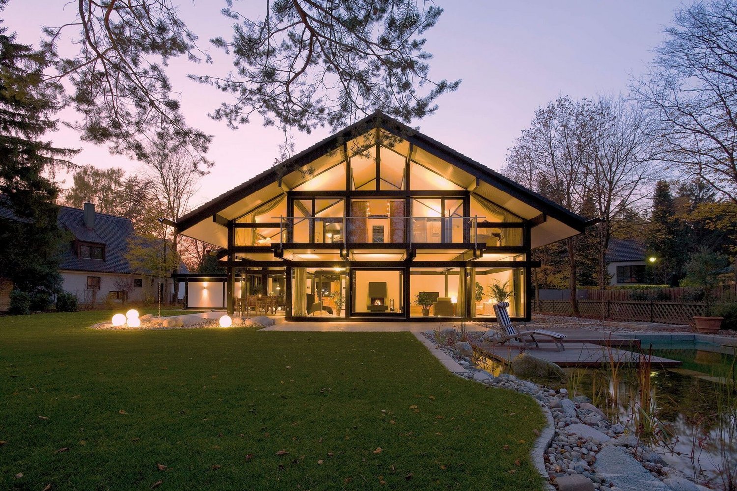 Modernes HUF Haus mit Glasarchitektur und Garten Stilvolles HUF Haus mit lichtdurchfluteten Räumen und Naturambiente