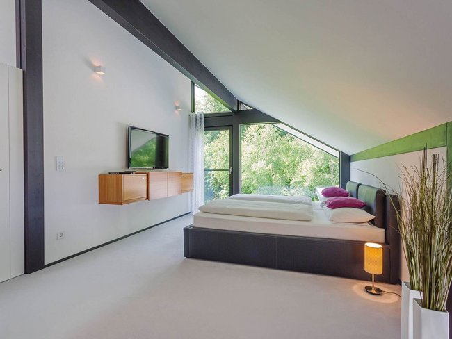 Stilvolles Architektenhaus Schlafzimmer mit gemütlichem Ambiente Modernes Schlafzimmer in einem Familienhaus mit elegantem Design und persönlichem Stil