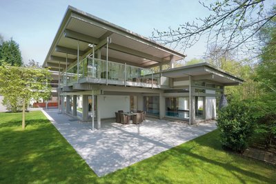 Elegantes Haus mit klaren Linien und großzügiger Terrasse im Garten