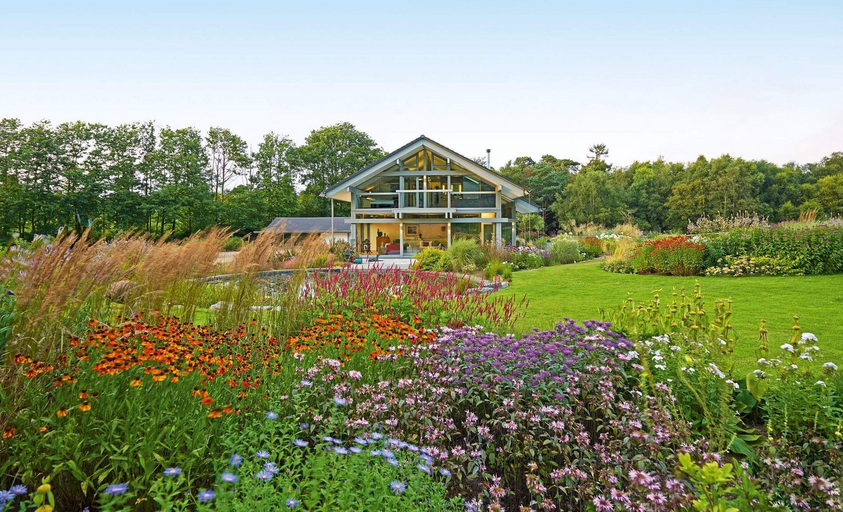 HUF Haus ART 3 im Einklang mit der Natur Designhaus mit wunderschönem Garten und Blumenbeeten