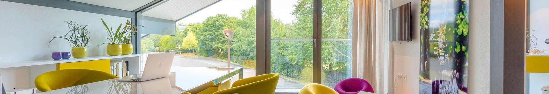 Helles und luftiges Design mit gelben und lila Möbeln in einem Raum