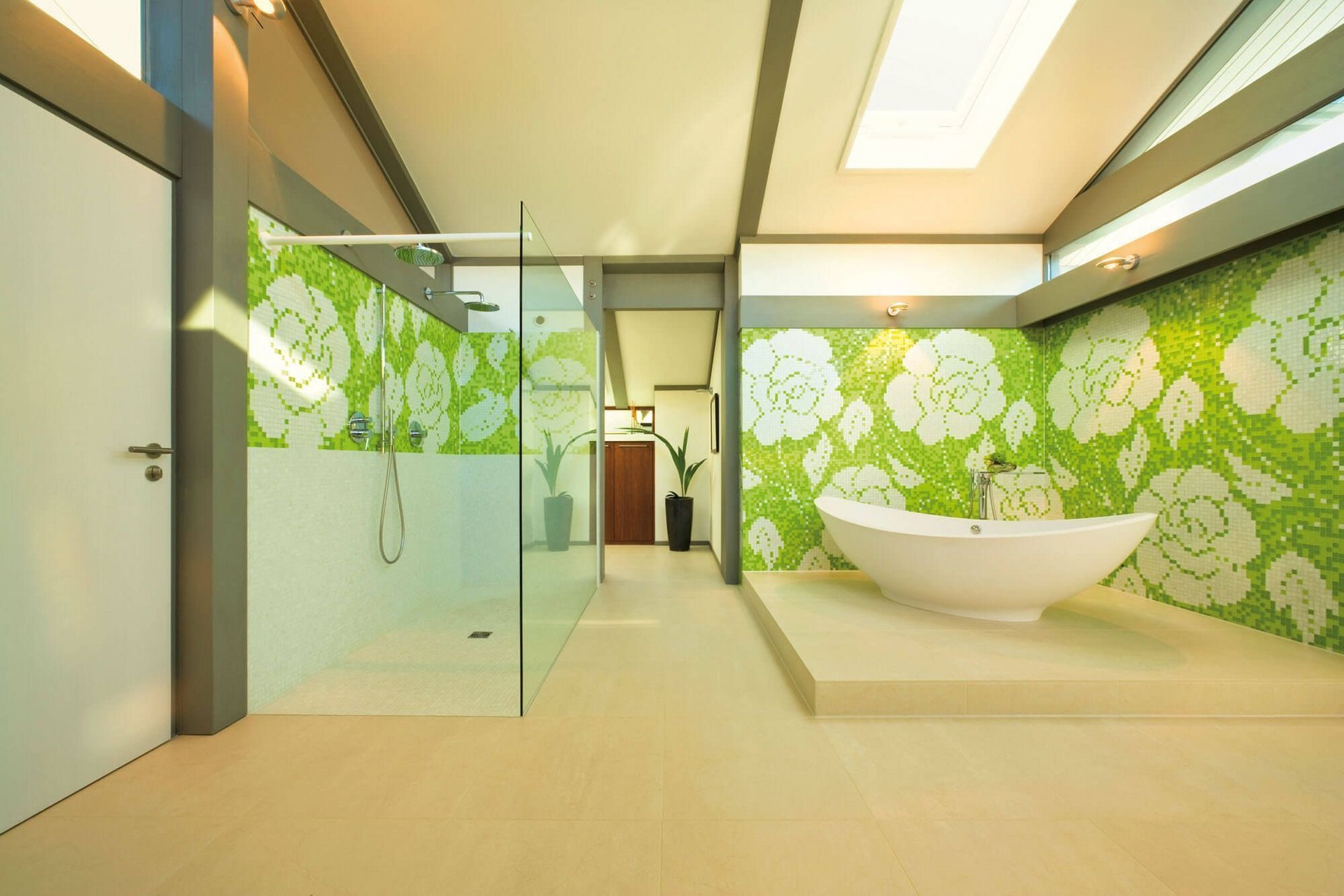 Helles Badezimmer mit freistehender Badewanne und grüner Flora-Wand