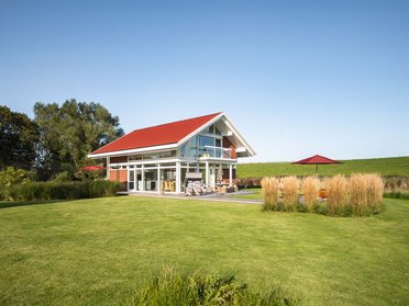 Stilvolles Familienhaus mit rotem Dach Gemütliches Architektenhaus in schöner Landschaft