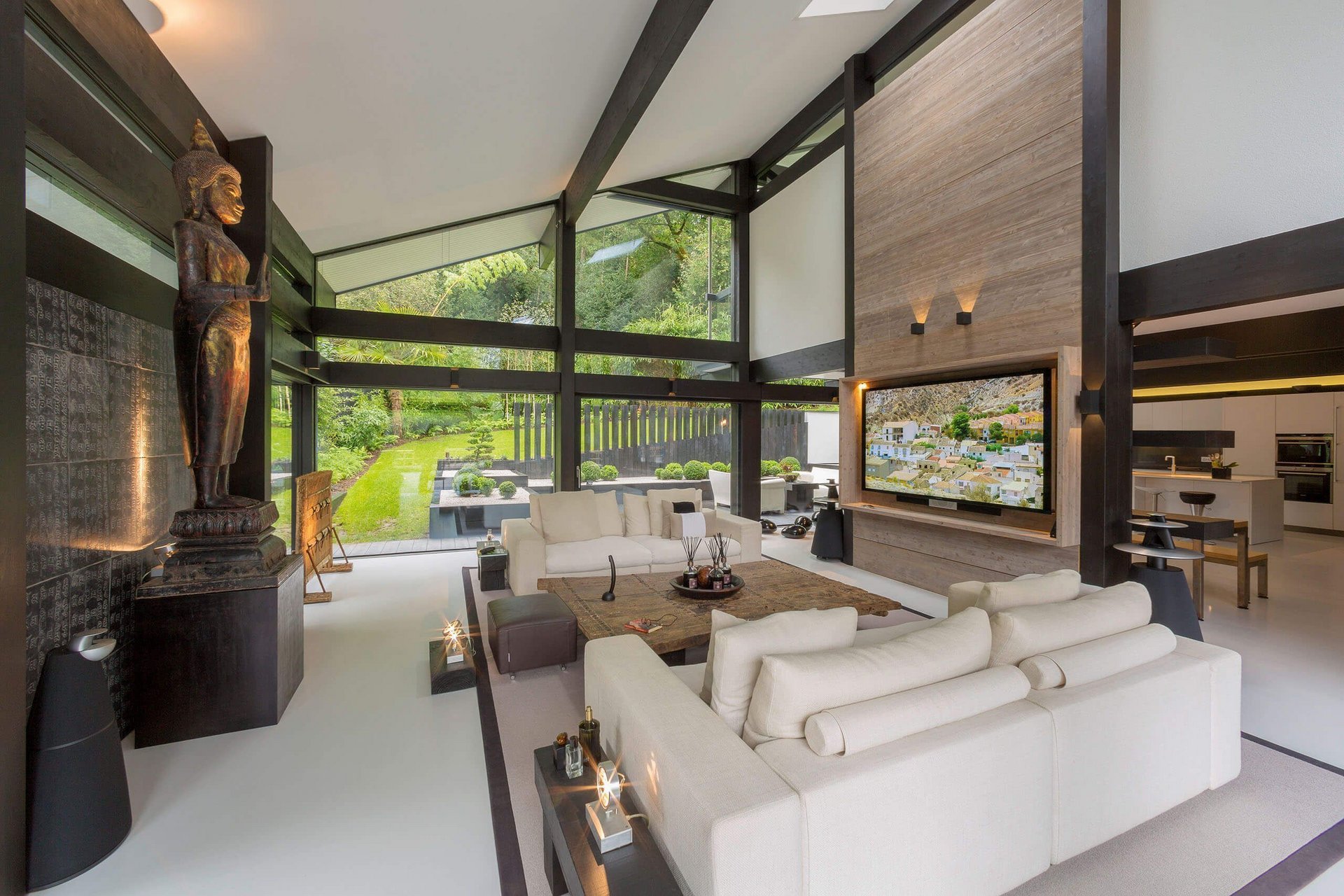 Elegantes Wohnzimmer mit Skulptur, moderner Einrichtung und großem Fernseher