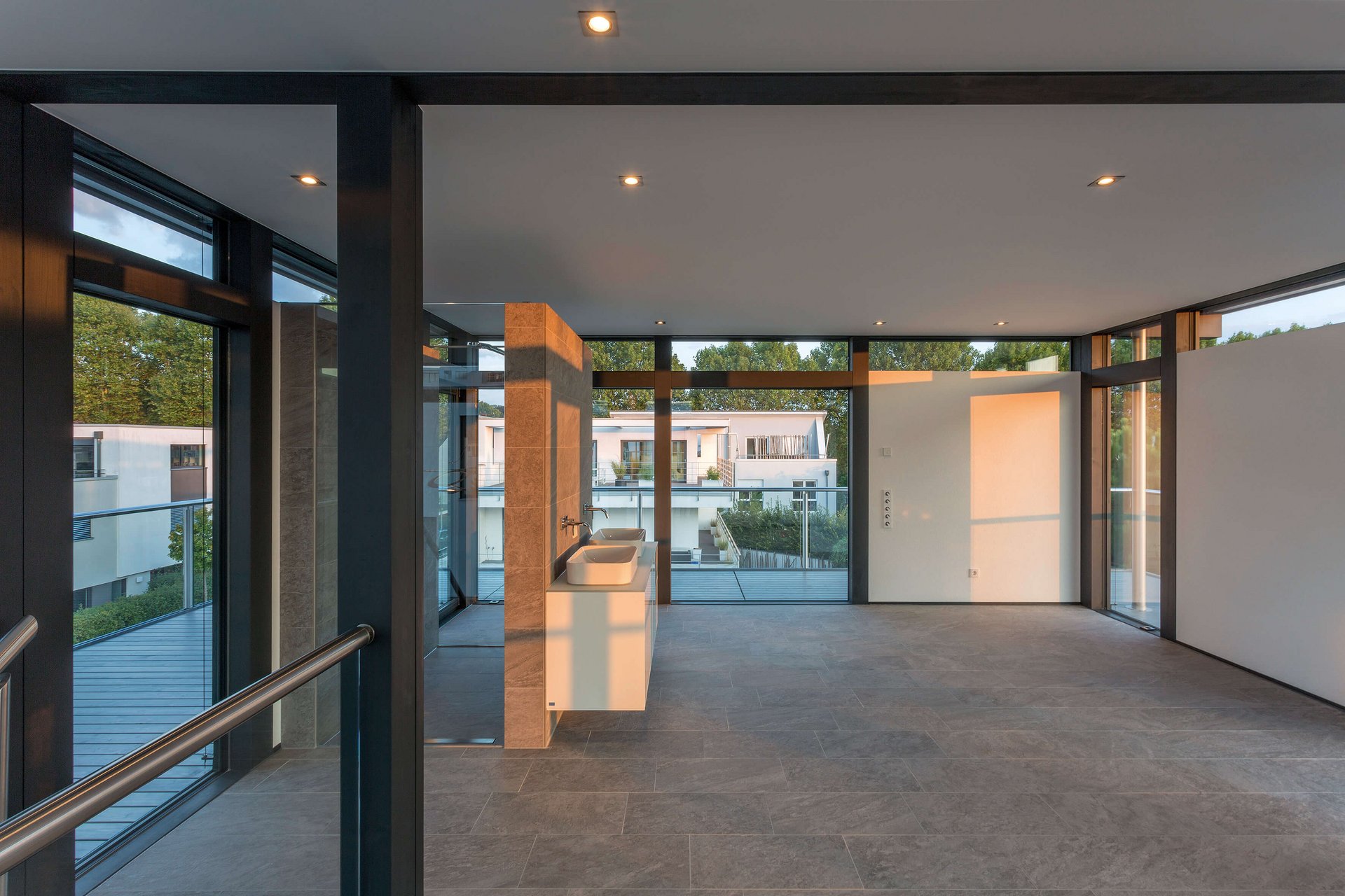Heller Raum mit großen Fenstern und moderner Architektur