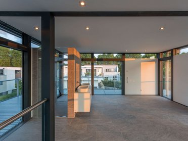 Moderne Innenansicht eines aufgestockten Bestandsgebäudes Heller Raum mit großen Fenstern und moderner Architektur
