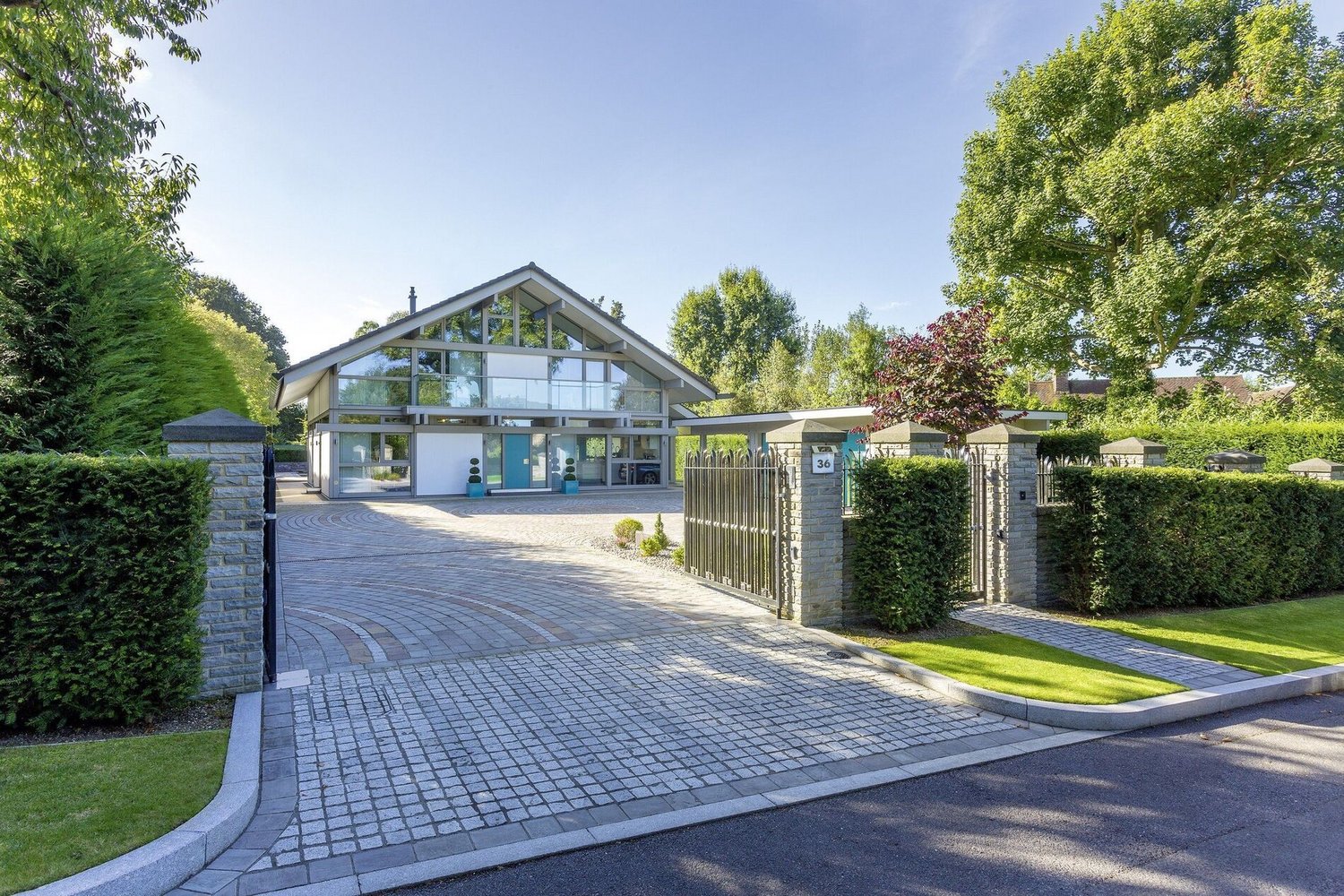 HUF Haus aus Holz und Glas modern Modernes Haus mit Fachwerkdesign und großzügiger Auffahrt