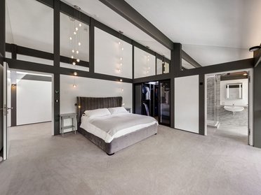 Modernes Stadthaus Schlafzimmer mit elegantem Design Helles Schlafzimmer mit moderner Einrichtung und angenehmer Atmosphäre