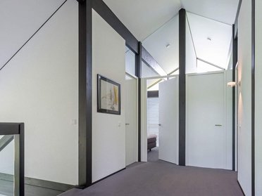 Inneres eines modernen Hauses mit hellem Flur und Tür