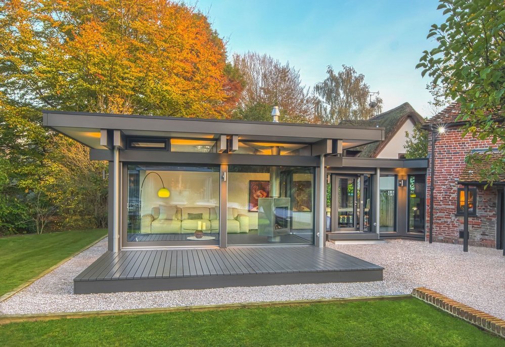 Stilvoller HUF Anbau erweitert Wohnraum Moderner Anbau mit großflächigen Fenstern und harmonischer Architektur