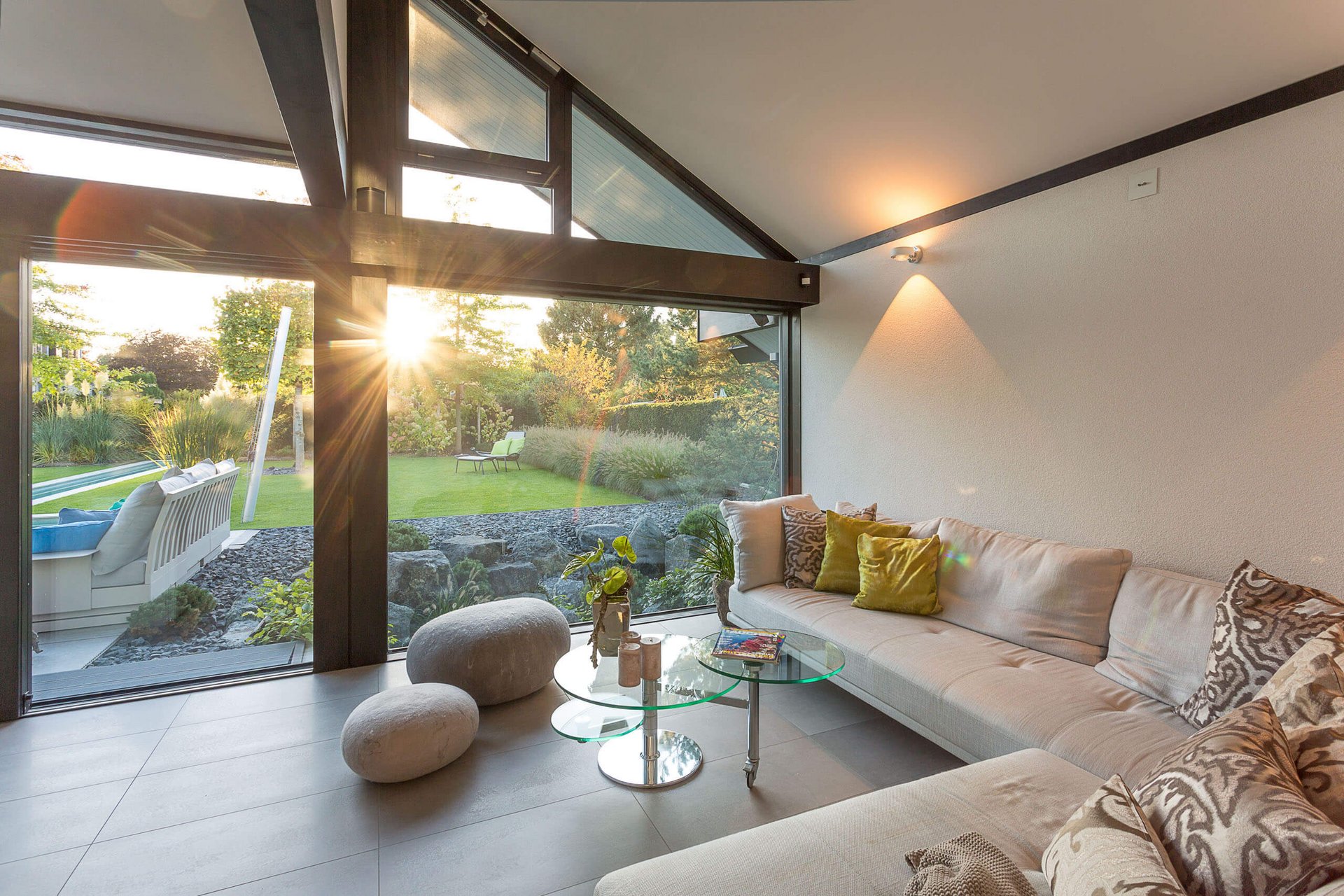 Gemütlicher Wohnraum mit heller Einrichtung und Blick auf den Garten