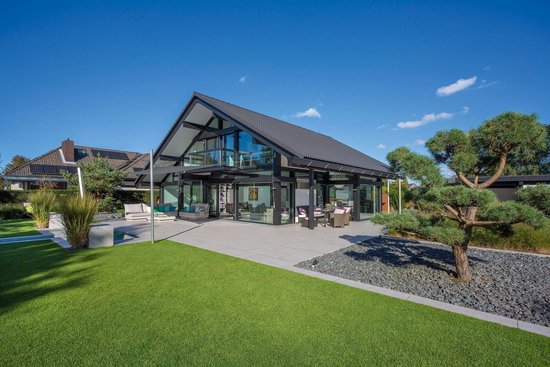 Transparentes Fachwerkhaus aus Holz und Glas mit Garten Traumhaftes Fachwerkhaus mit Garten und herrlichem Panorama