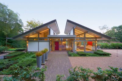 HUF Bungalow mit großzügigen Glasflächen und modernen Designelementen