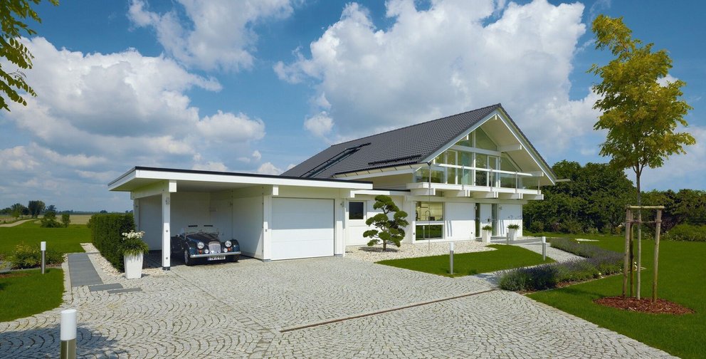 Haus mit großem Garten und modernen Designelementen
