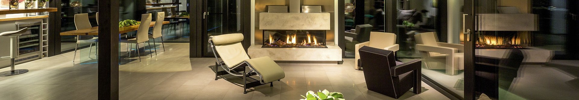 Elegantes Wohnzimmer mit Kamin und moderner Einrichtung.