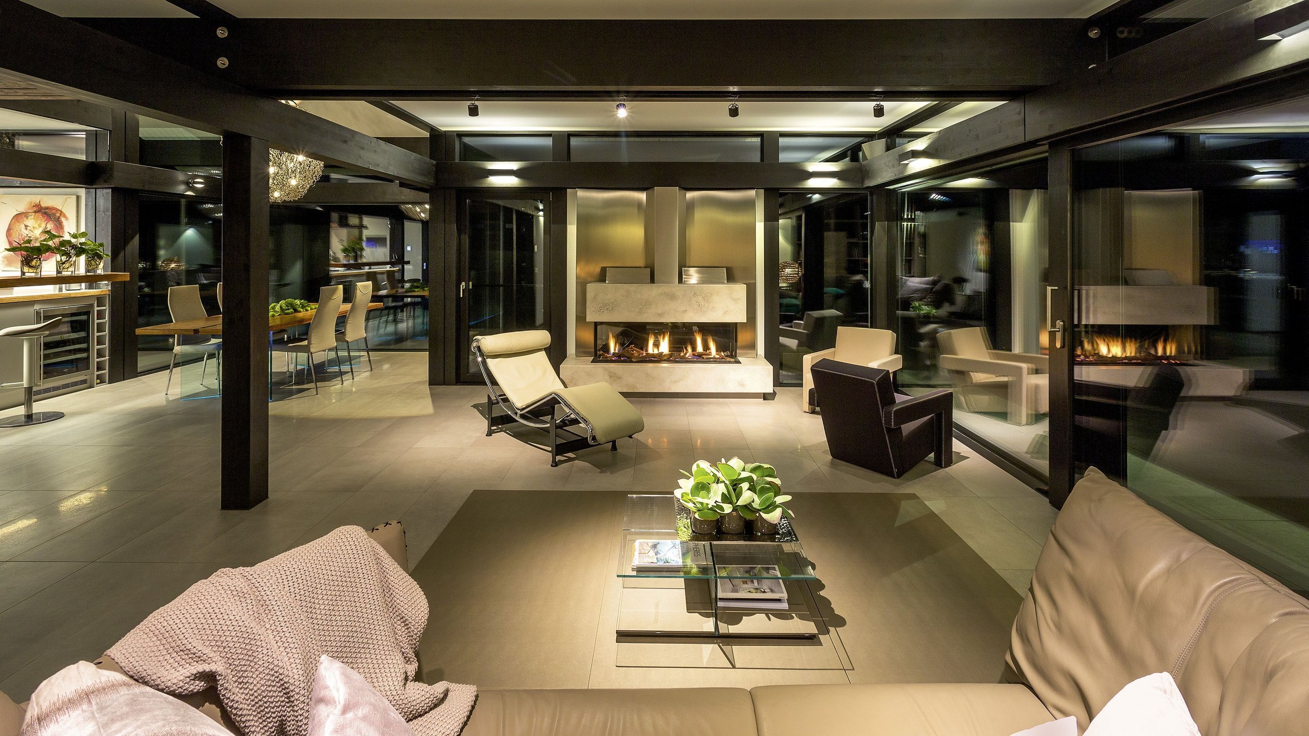 Moderne Wohnlandschaft mit Kamin und Glasschyfen Elegantes Wohnzimmer mit Kamin und moderner Einrichtung.