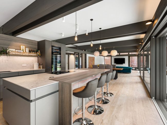 Modernes Stadthaus mit offener Küche HUF Haus: elegante, moderne Küche mit Bar und viel Licht