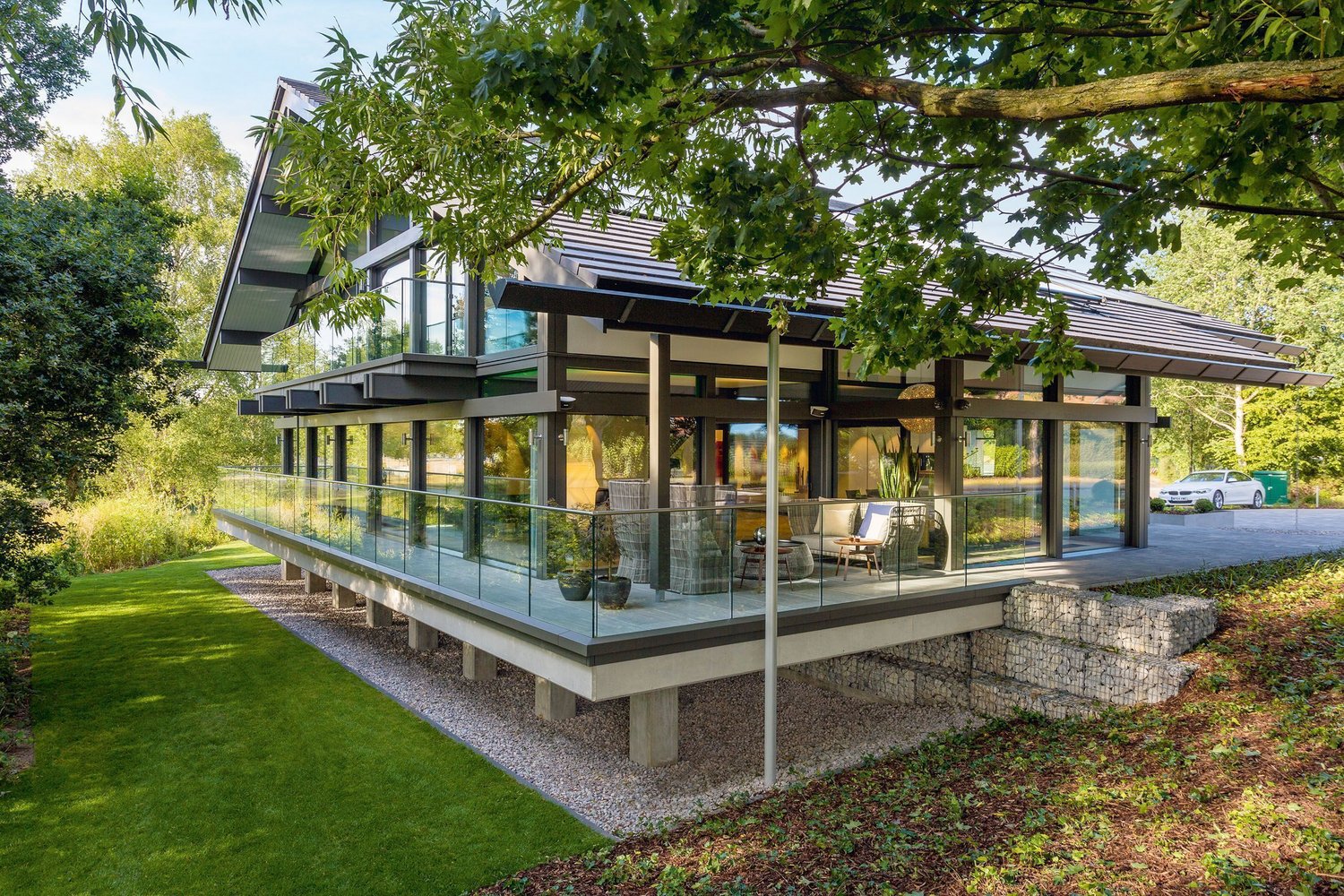 HUF show home London Brooklands 8 Haus mit großzügiger Fensterfront umgeben von Natur