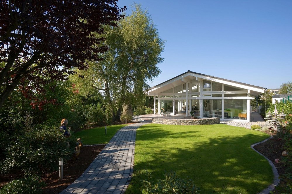 HUF Bungalow mit modernem Design und Wohnkomfort Hochwertig ausgestattet, umgeben von Garten und Natur.