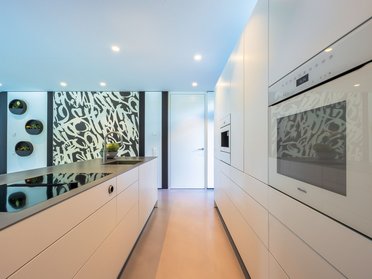 Moderne, helle Küche mit eleganten Möbeln und Ausstattung