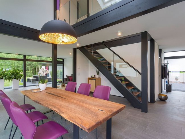 Modernes Architektenhaus mit stilvollem Interieur Gemütlicher Essbereich mit modernem Design und großen Fenstern