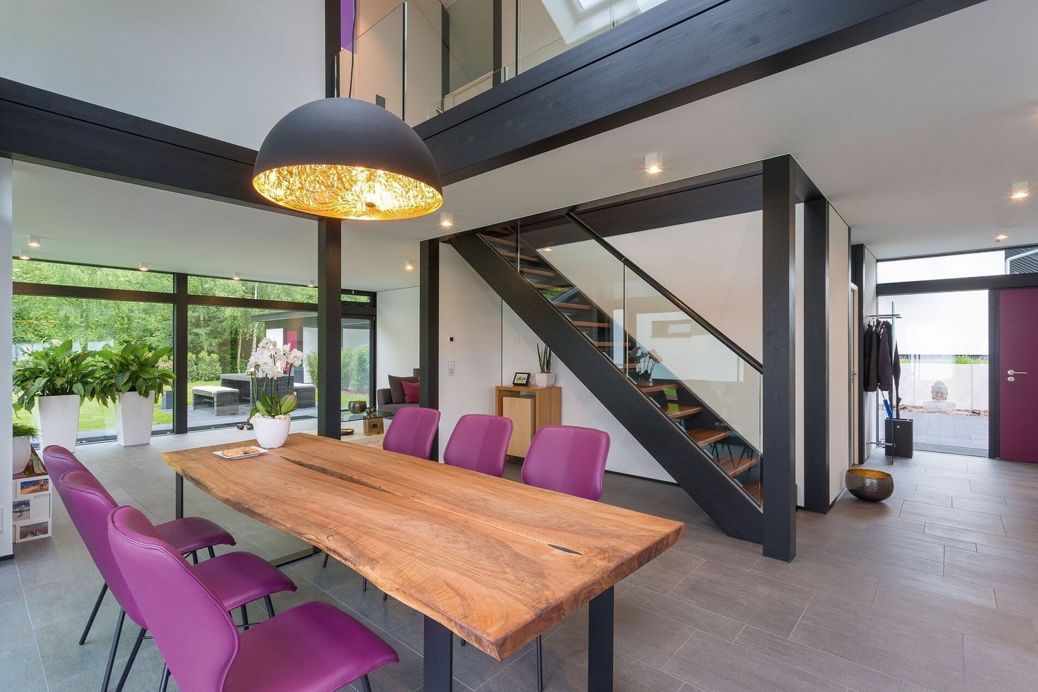 Modernes Architektenhaus mit stilvollem Interieur Gemütlicher Essbereich mit modernem Design und großen Fenstern