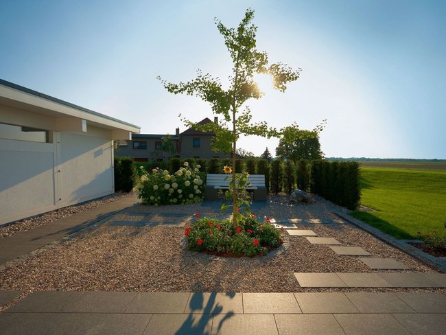 Landschaftsansicht mit Fachwerkhaus und Garten im Sonnenlicht