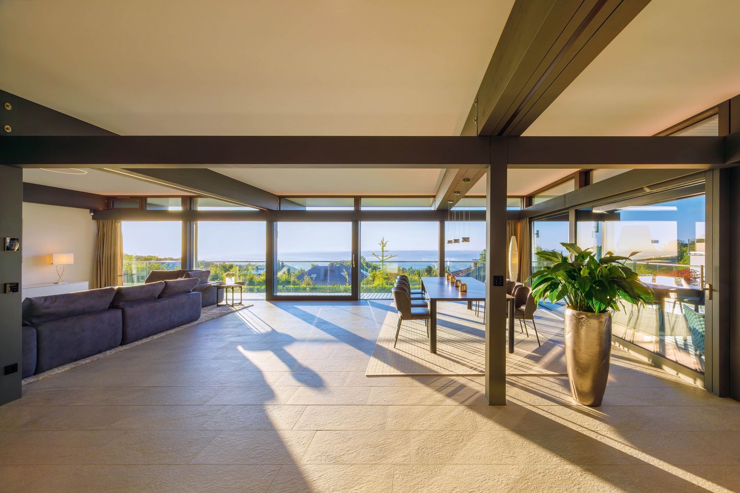 Maximale Transparenz im HUF HAUS mit Flachdach Offenes Wohnambiente mit Ausblick und moderner Architektur