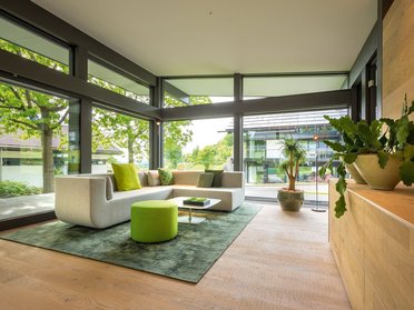 Helles Wohnzimmer mit modernem Möbeldesign und Pflanzen