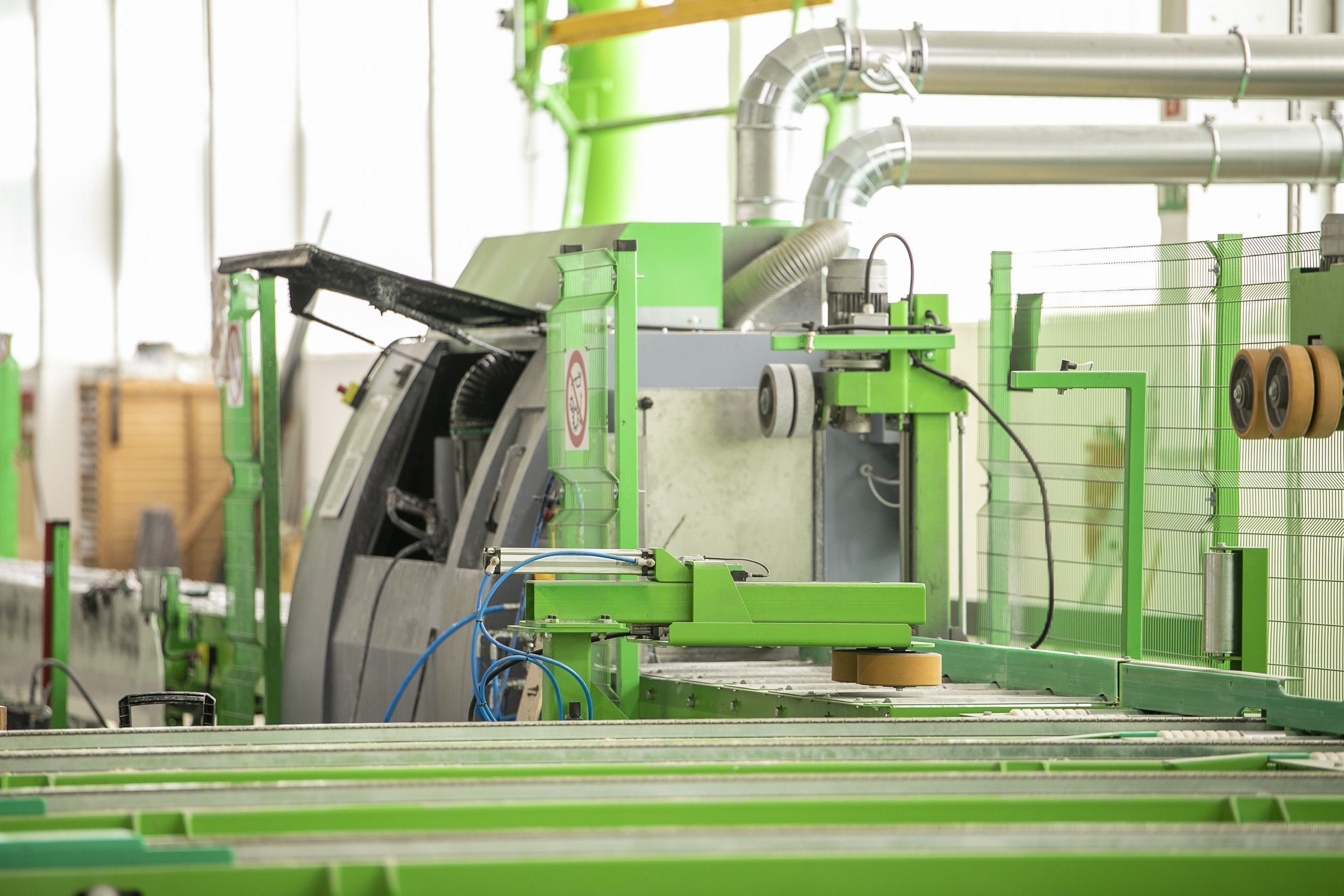 Moderne Maschinenanlage in einer Produktionshalle Ansicht einer Maschinenanlage mit grünen Elementen in einer Produktionsumgebung