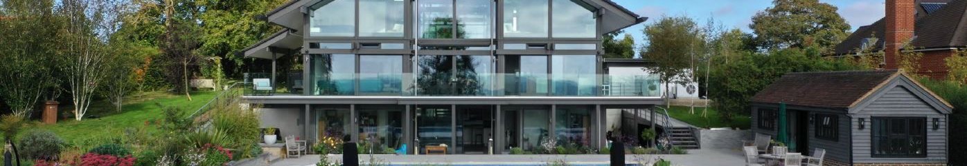 Elegante Architektur eines Hauses mit Glasfronten und Gartenlandschaft
