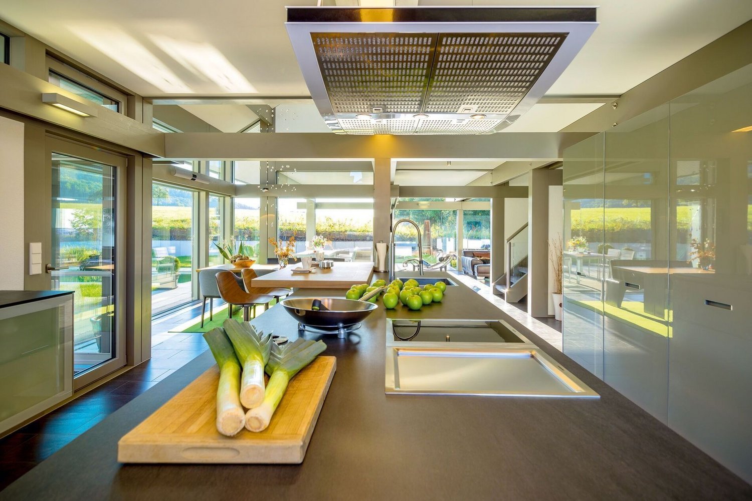 Modernes HUF Haus mit großzügigem Wohnambiente Moderne Küche mit Blick auf die Landschaft im HUF Haus