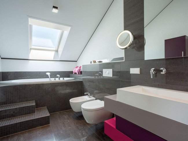 Elegantes Badezimmer mit Badewanne, Bidet und stilvollem Waschbecken