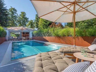 Schöne Terrasse mit Pool und modernem Gartenbereich