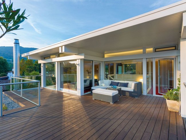 Moderne Architektur des HUF Flachdachs Elegante Terrasse mit klarer, zeitloser Architektur und Aussicht
