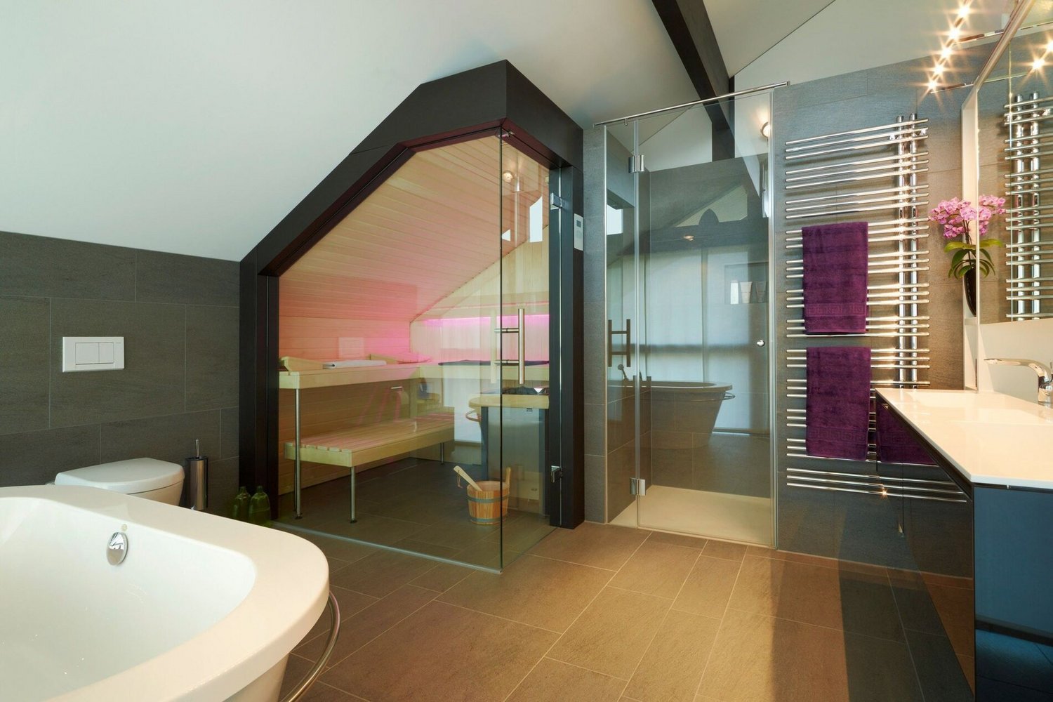 Modernes Badezimmer mit Sauna und eleganter Ausstattung Helles Architektenhaus-Badezimmer mit Dusche, Sauna und Badewanne