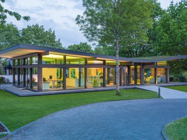 Architektonisches Design eines modernen Hauses in der Natur