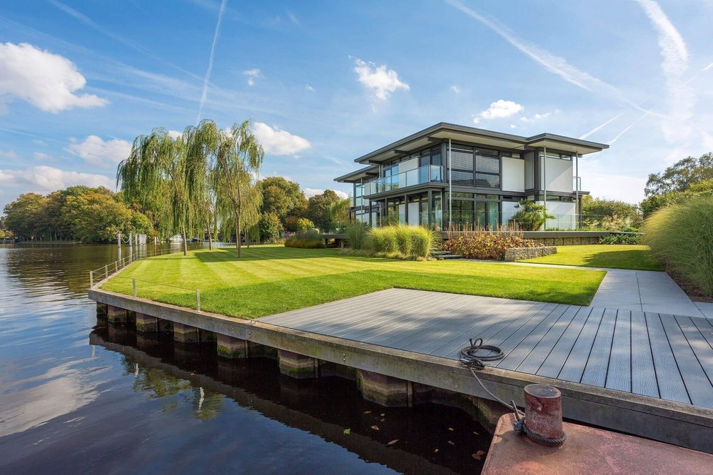 Moderne Architektur mit Flachdach und großzügigem Garten am See