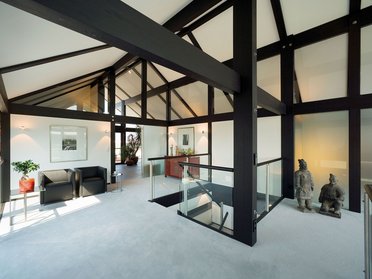 Helles und offenes Raumdesign mit Sitzbereich und Treppe