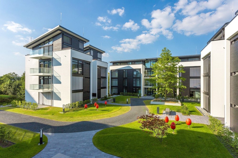 Moderne Architektur mit grüner Umgebung und Skulpturen
